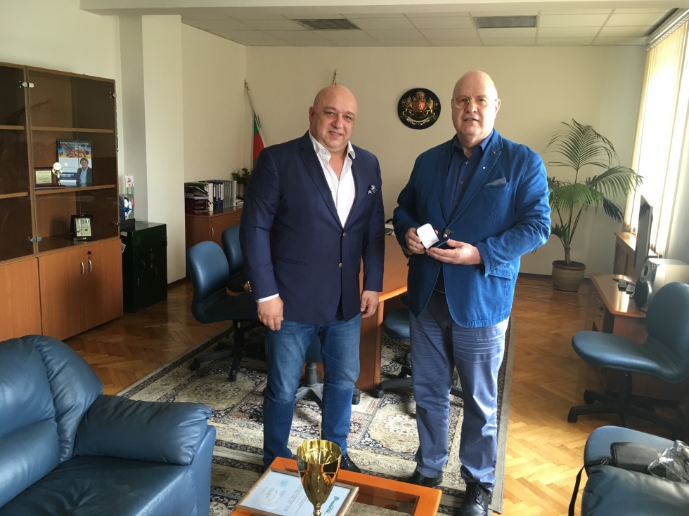 Министър Кралев със златната значка на "Развитие"