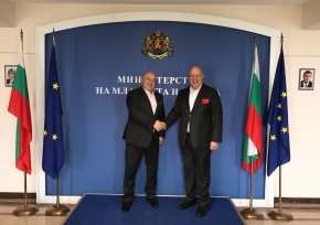 Футзал и спортът за деца основни теми на срещата между министър Кралев и Александър Александров