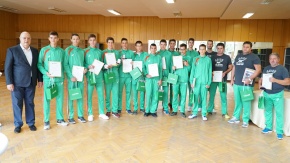 Балканските шампиони по волейбол за младежи със златната значка на "Развитие"